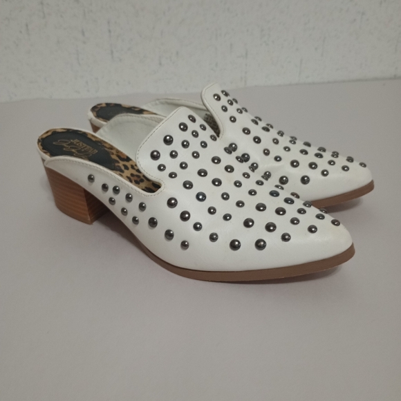 Women’s Size US 7 JustFab Studded White Mules With Block Heel Preppy Rodeo Chic - Picture 1 of 8
